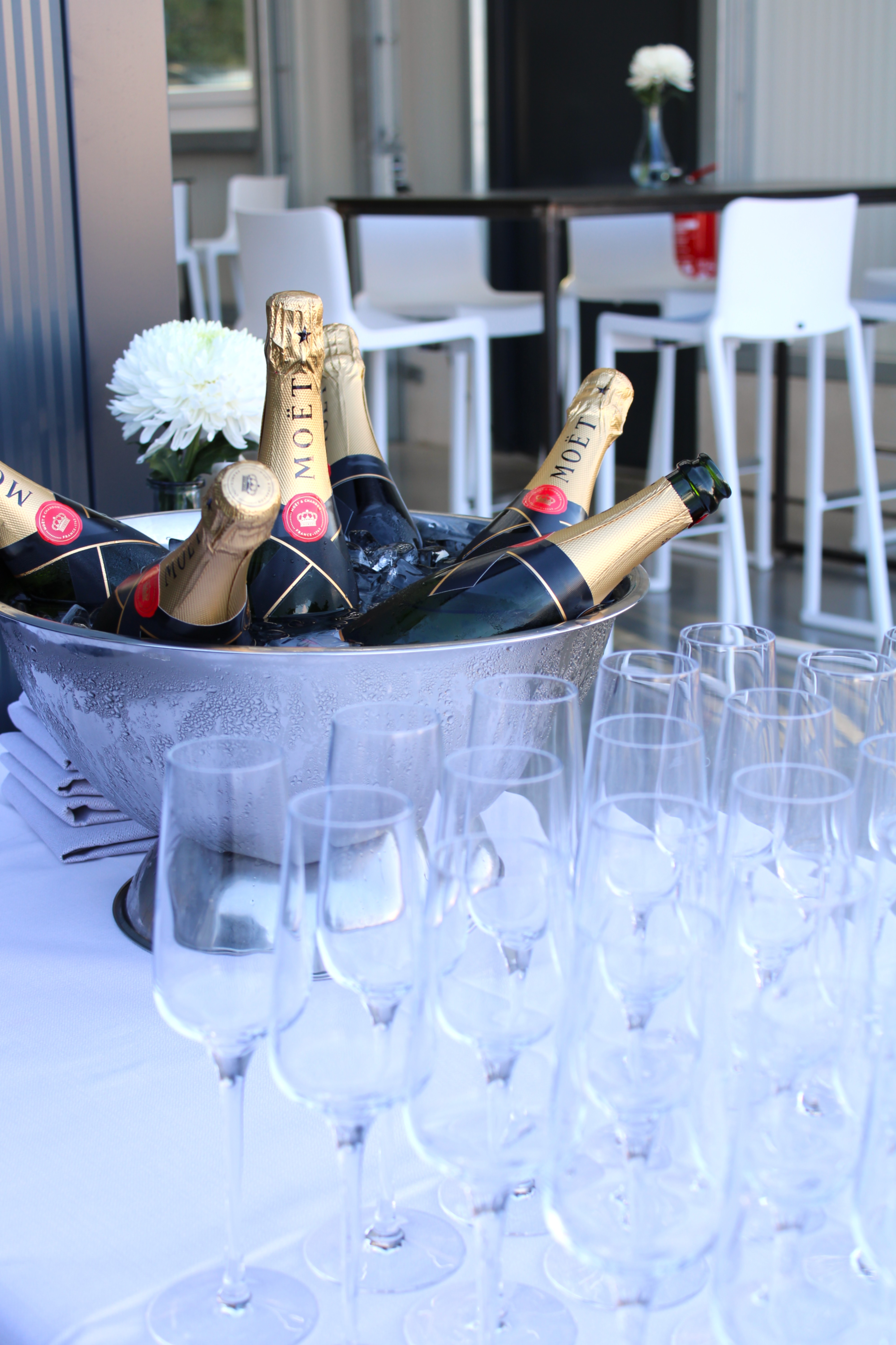 Albertz Catering Hannover - Eleganter Champagnerkühler hält mehrere Flaschen prickelnden Champagners perfekt gekühlt